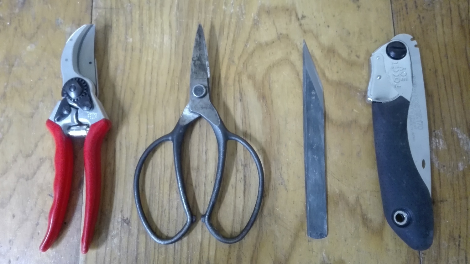 刃物系道具たち。左からフェルコ２。岡恒の植木鋏。有次の切り出しナイフ。シルキーのポケットボーイ170。ふふふ。