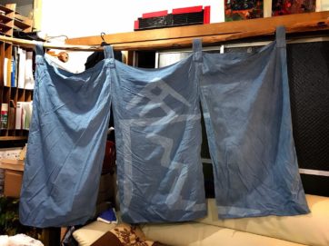 それからこれは、歓藍社の活動拠点のシンボル的な暖簾を「1年経ったから・・」とえれなさんが染め直しを試みている途中経過。ここから文字の部分は白く抜く。